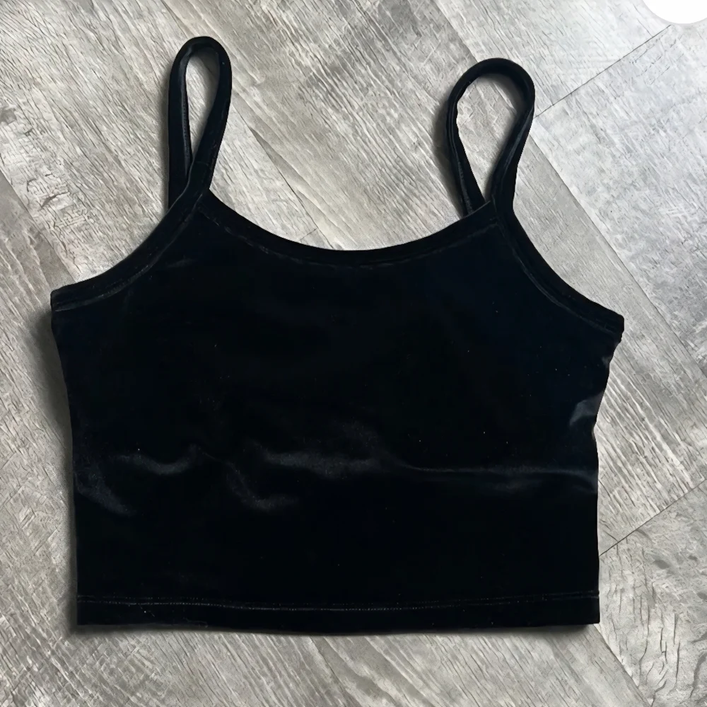 Beyond Yoga Truly Cropped Tank Black Velvet . Medium. Built In Support - Picture 4 of 6